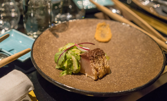 Tataki di ricciola, asparagi e noccioline